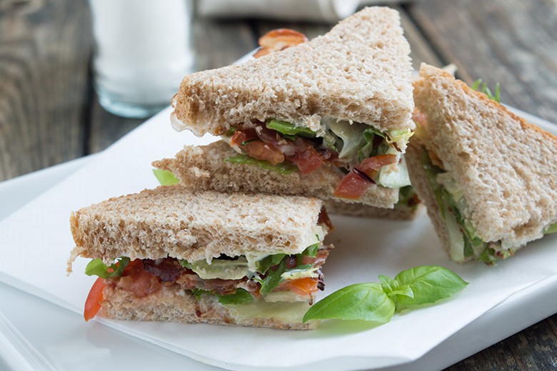 Club-Sandwich mit Bacon
