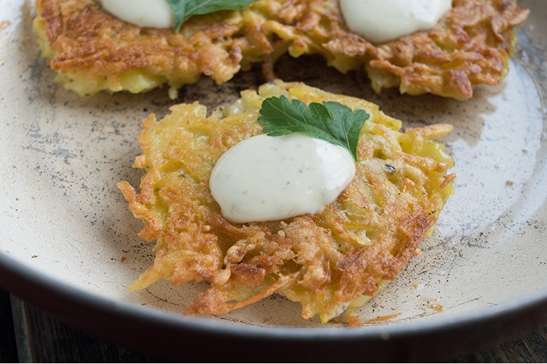 Kartoffelstreifen-Puffer mit Kräuterquark