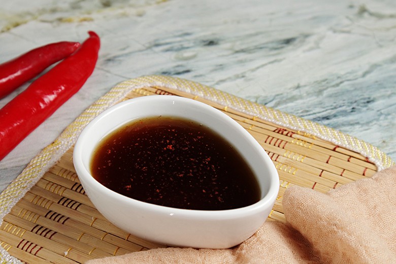 Dunkle, vegane Asiasauce