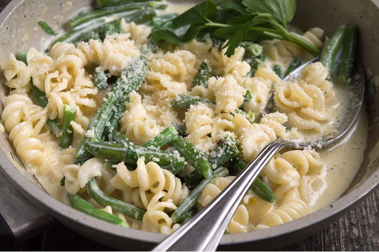 Nudeln mit Bohnen und Mozzarella