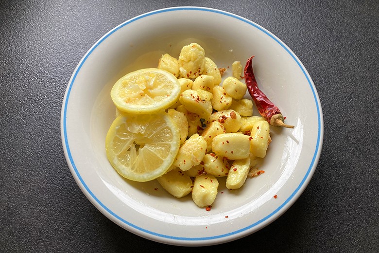 Gebratene Gnocchi mit Chili und Zitrone