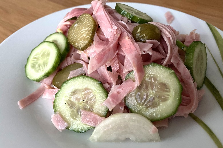 Wurstsalat mit Zwiebeln und Gurken