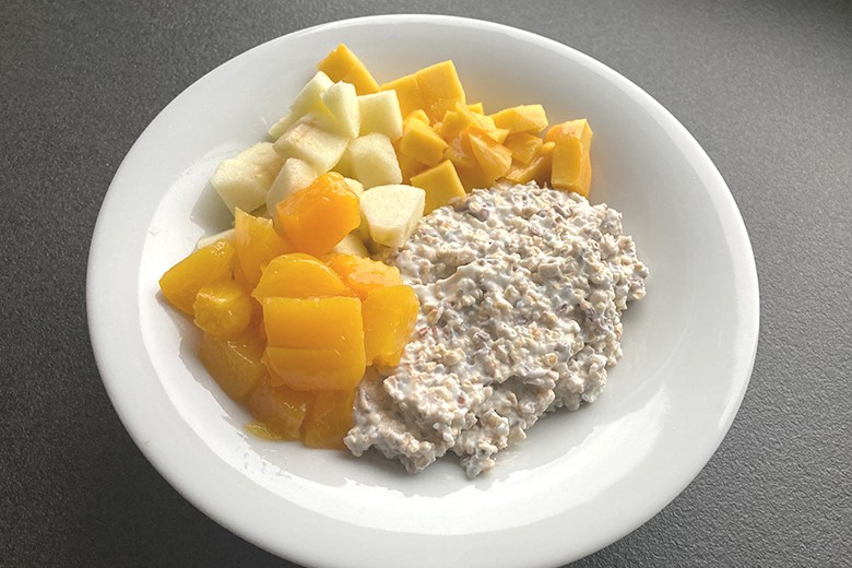 Mango-Pfirsich-Frühstücksbowl