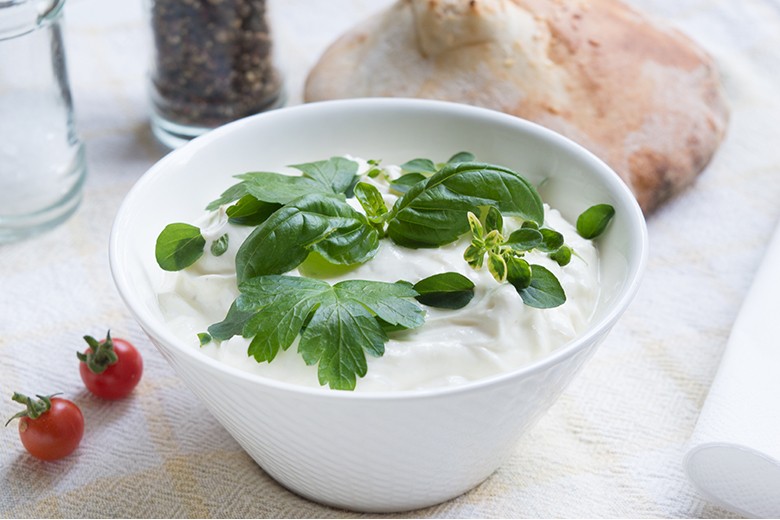 Hirtenkäse-Dip mit Kräutern