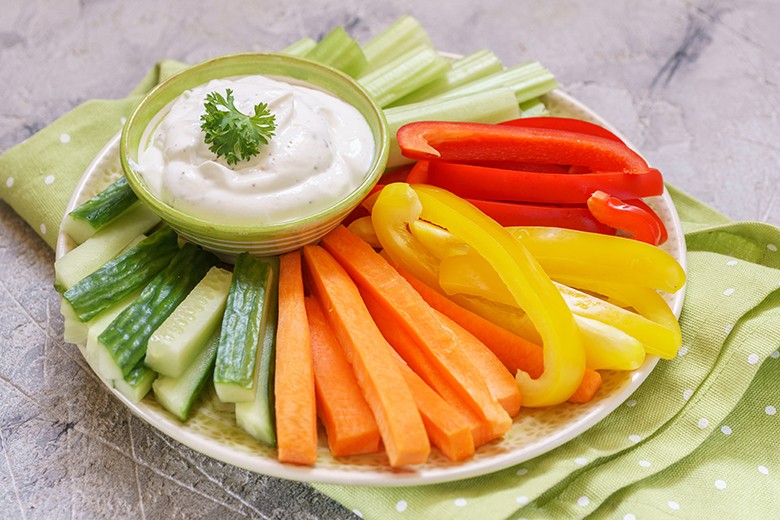 Gemüsesticks mit Camembert-Dip