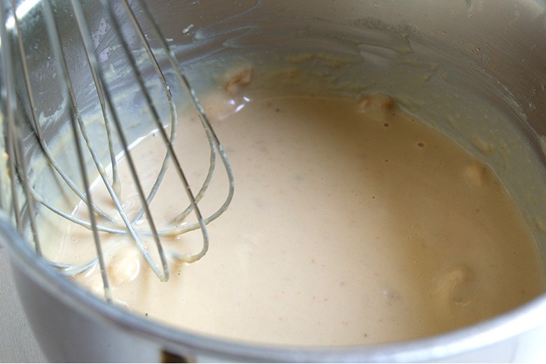 Vegane und zuckerfreie Erdnusssauce