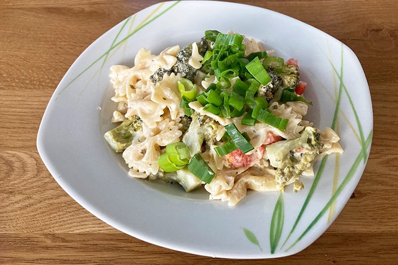 One Pot Pasta mit Gemüse und Frischkäsesauce
