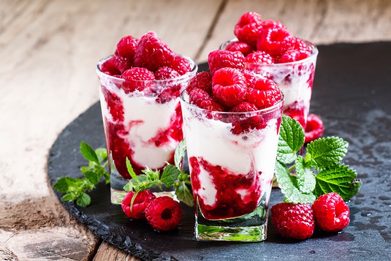 Joghurt-Dessert mit Himbeersauce