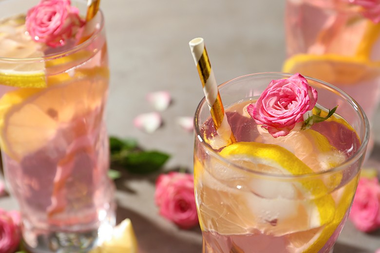 Rosen-Limonade mit Zitrone