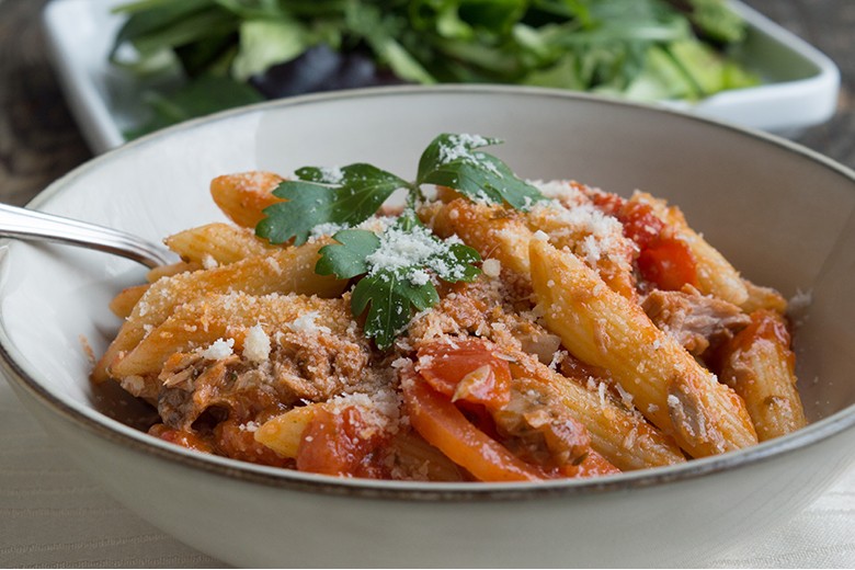 Nudeln mit Tomaten-Thunfisch-Sauce