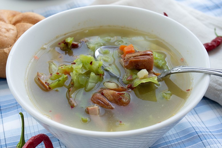 Suppe mit Weißkohl und Bratenfleisch