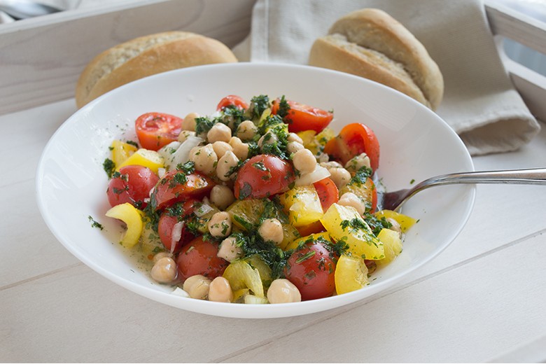 Kichererbsensalat mit Paprika und Tomate