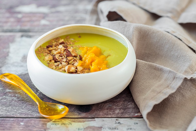 Smoothie-Bowl mit Spinat und Mango