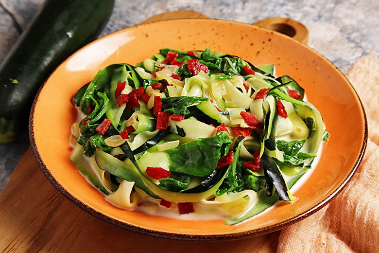 Zucchini-Nudeln mit Schinken