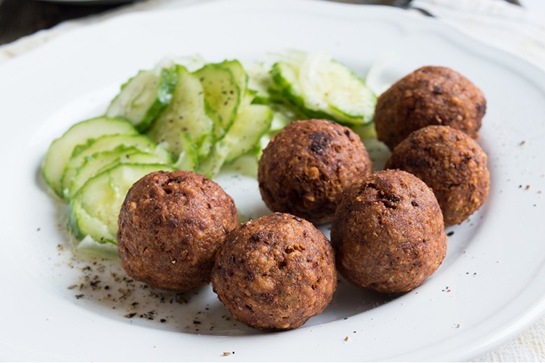Hackbällchen zu Gurkensalat
