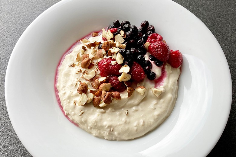 Obst-Quark mit Nüssen