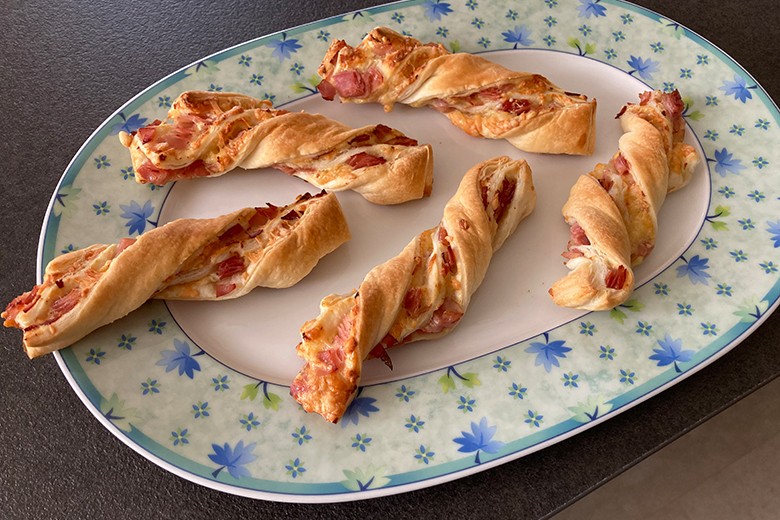 Blätterteig-Schinken-Käse-Stangen