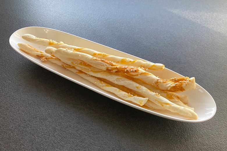 Blätterteigstangen mit Sesam