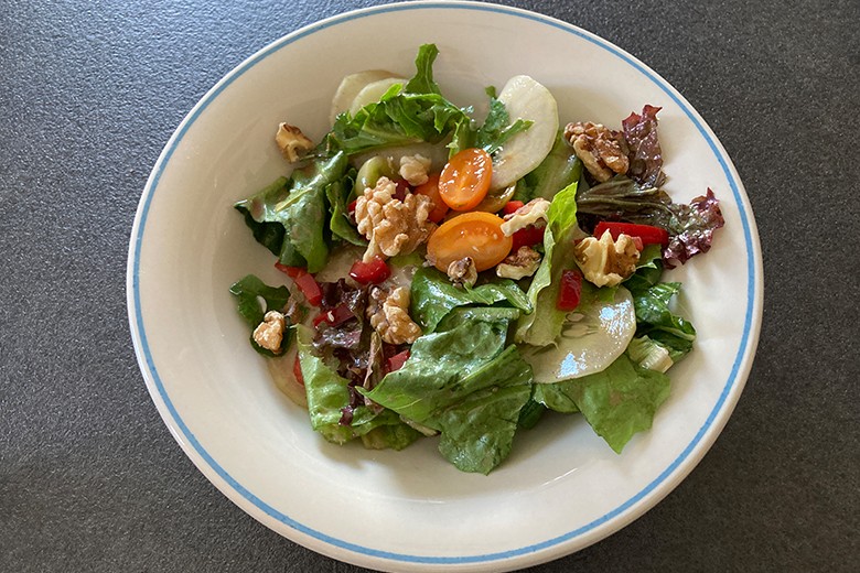 Gemischter Salat mit Walnüssen