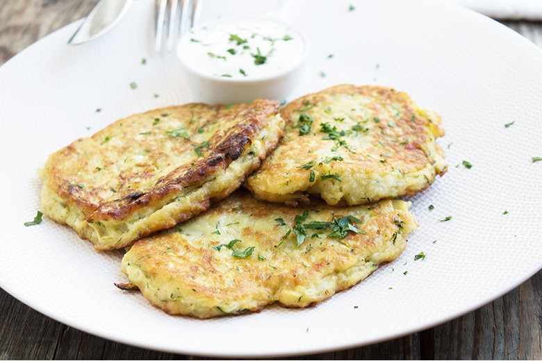 Zucchini-Puffer mit Frischkäse-Dip