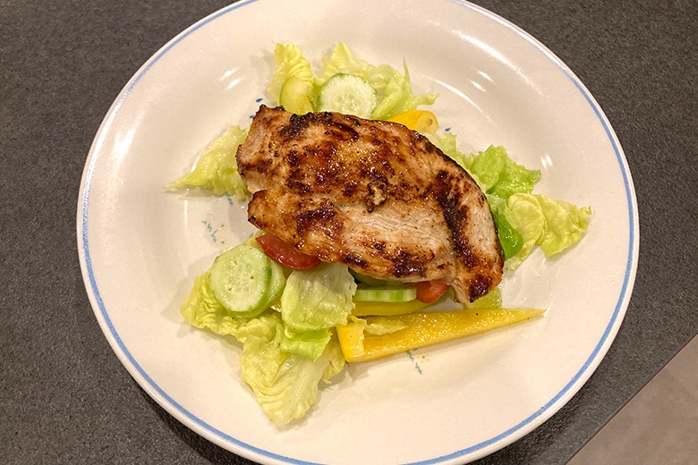 Putenschnitzel auf Salat