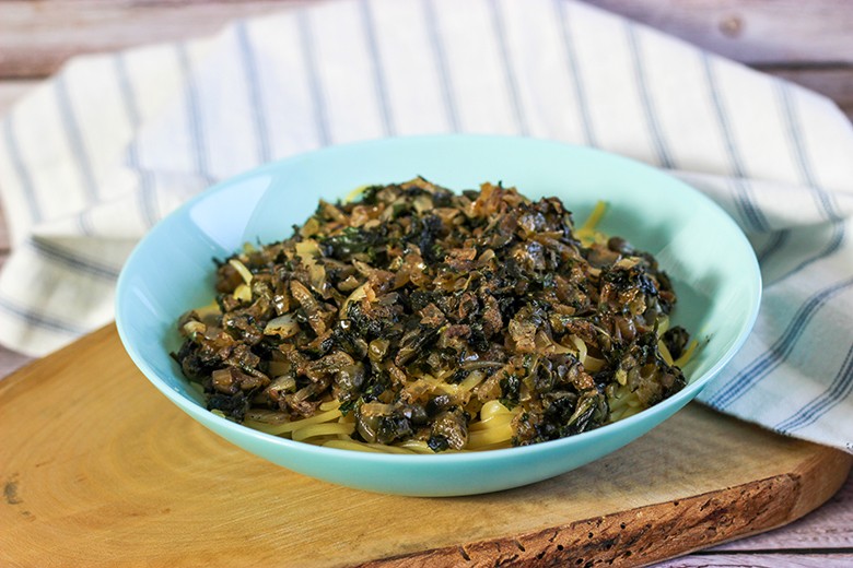 Nudeln in Zwiebel-Kapern-Sauce