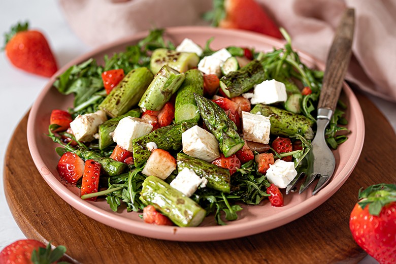 Spargel-Erdbeer-Salat mit Rucola und Feta