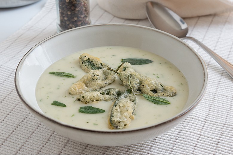 Suppe mit gebackenem Salbei