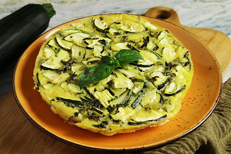 Süßer Zucchinikuchen mit Basilikum