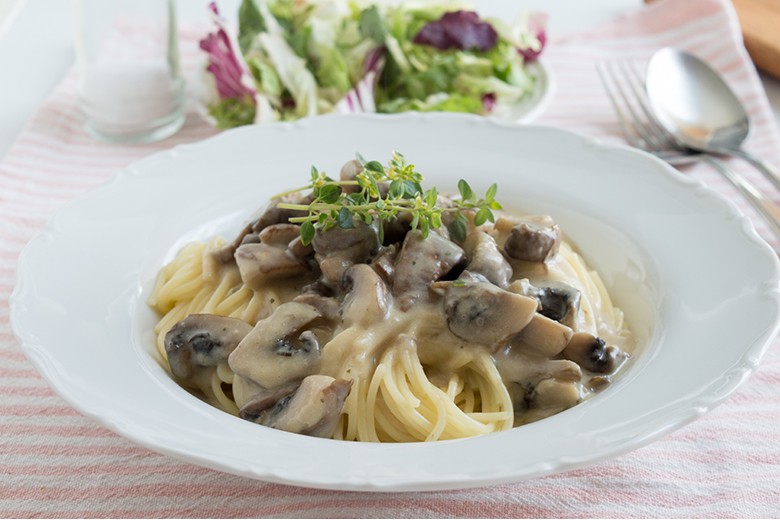 Nudelpfanne mit Champignons und Chilisauce