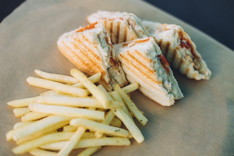 Gegrillte Sandwiches mit Tomate und Mozzarella