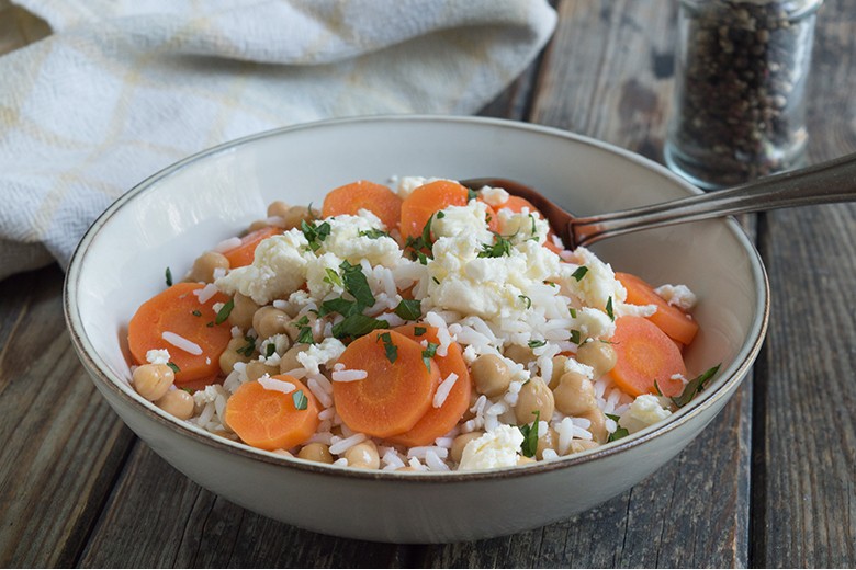 Reispfanne mit Karotten und Feta