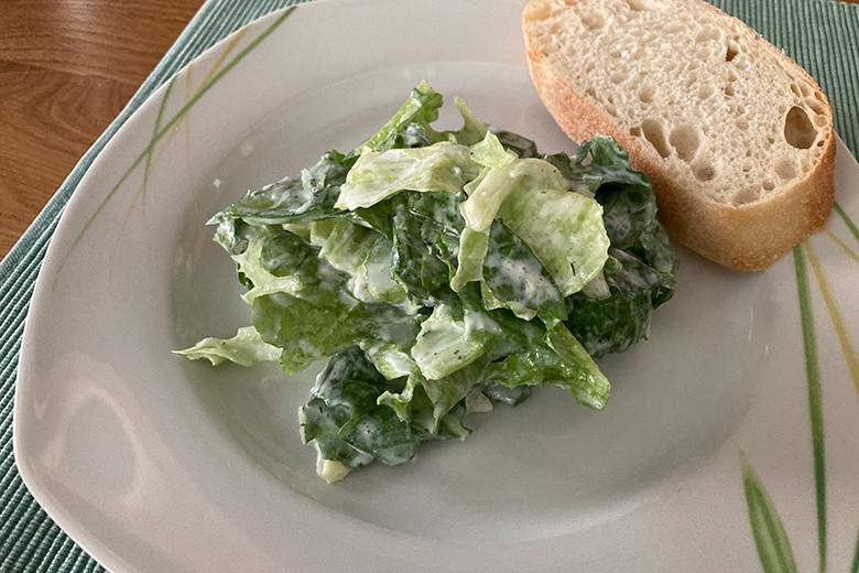 Kopfsalat mit Gurkensauce