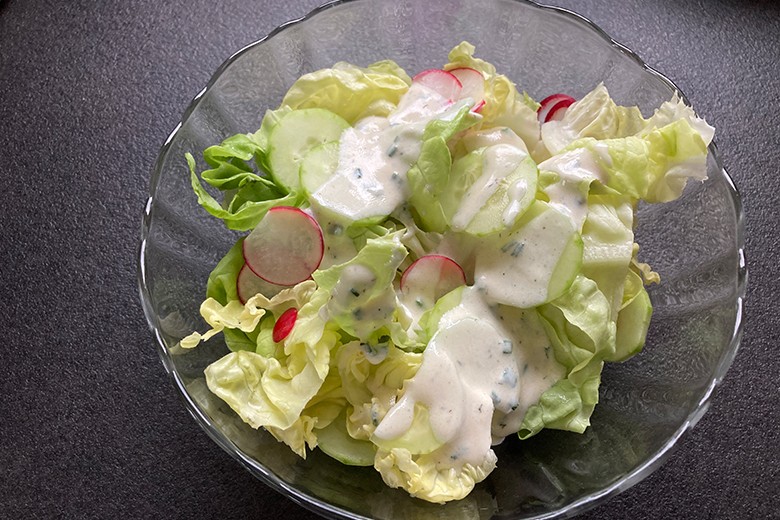 Salatherz mit Joghurtsauce