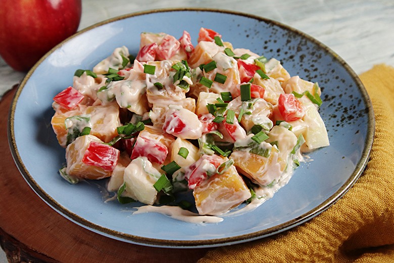 Süßkartoffelsalat mit Paprika und Apfel