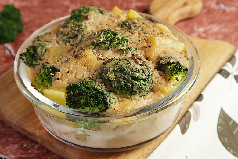 Veganer Kartoffelauflauf mit Brokkoli