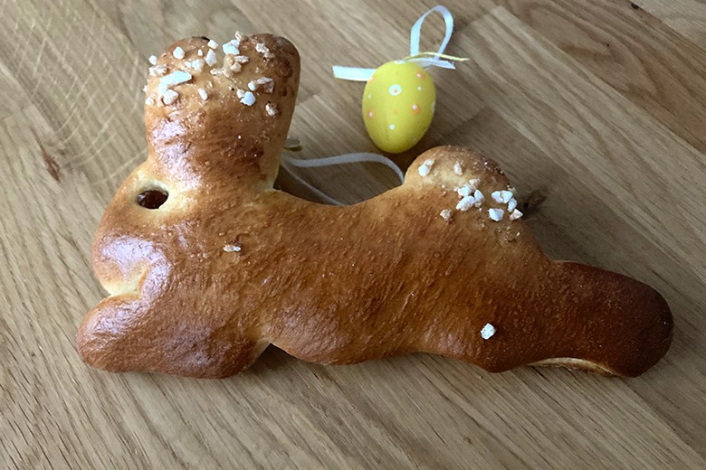 Selbstgebackene Osterhasen aus Hefeteig
