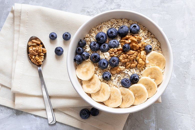Müsli mit Banane und Blaubeere