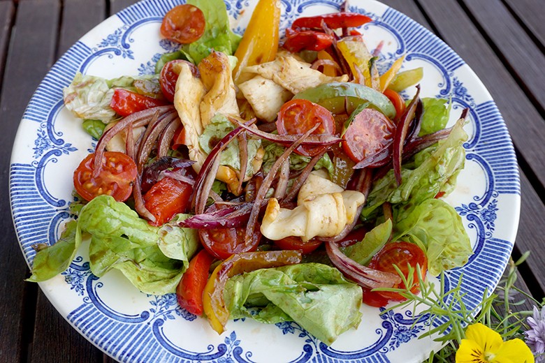 Salat mit Paprika und Halloumi