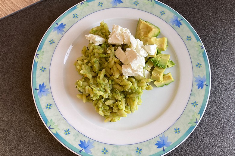 Risoni mit Feta und Avocado