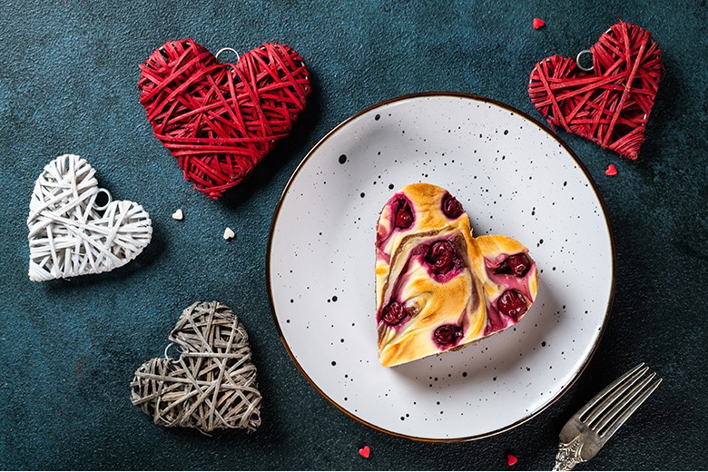 Cheesecake-Brownie-Herzen mit Kirschen