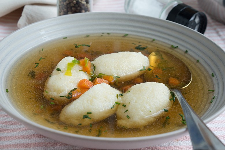 Gemüsesuppe mit Käsenocken