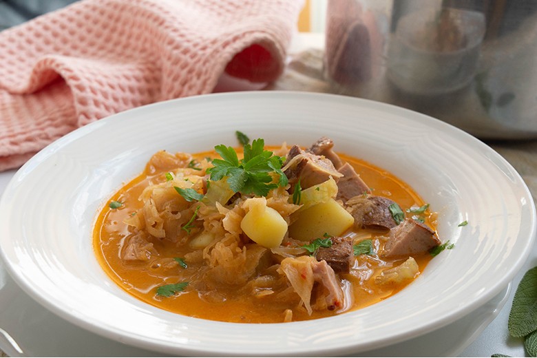 Kartoffel-Sauerkraut-Topf mit Fleischwurst