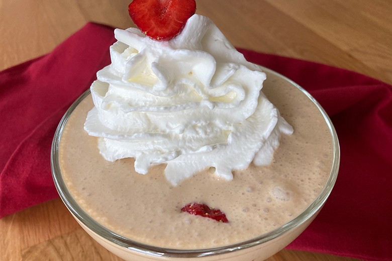 Cappuccino-Schaum mit Erdbeeren