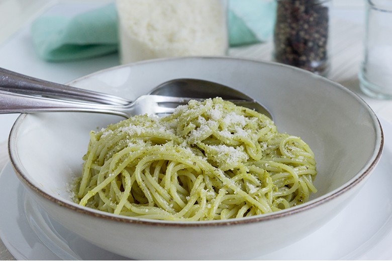 Spaghetti mit grünem Pesto