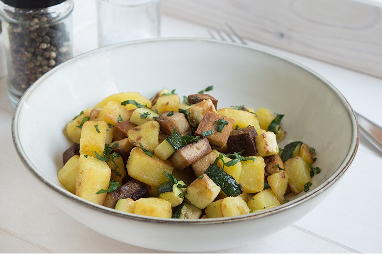 Zucchinipfanne mit Tofu und Kartoffeln