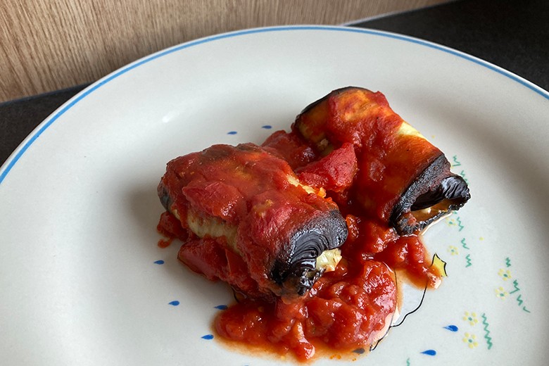 Auberginenrollen mit Tomaten und Mozzarella