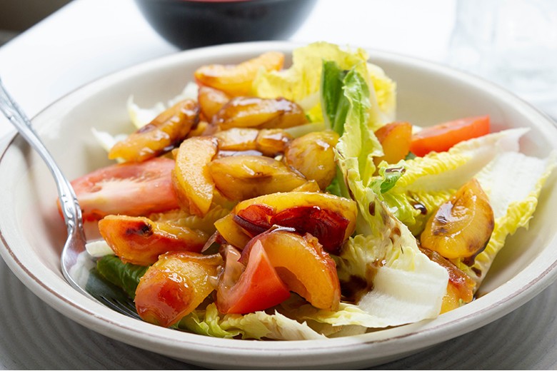 Salattopping aus gebratenen Zwetschgen
