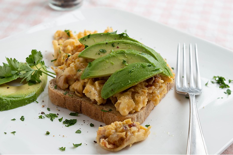 Vollkornbrot mit Avocado und Rührei