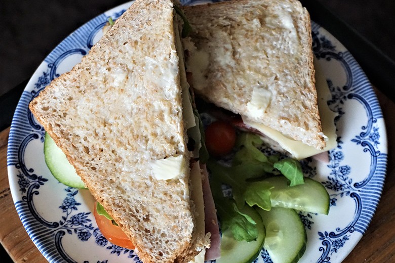 Hähnchen-Sandwich mit Rucola